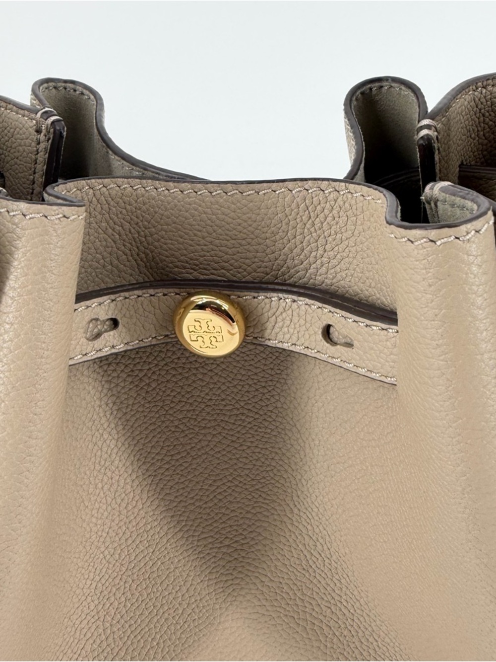 EUC! Tory Burch Romy Bucket Bag Pebbled Leather Purse Crossbody Taupe Beige - Picture 2 of 10